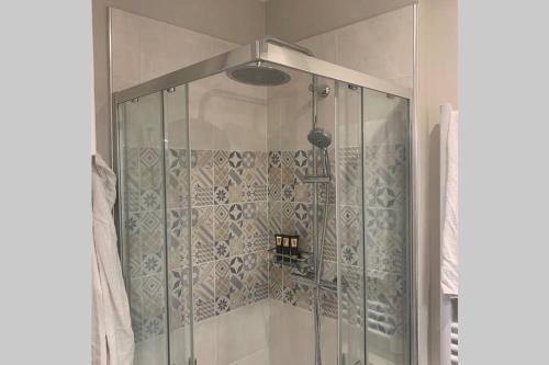 een douche in een badkamer met een glas bij APPARTEMENT DE CHARME EN CENTRE VILLE in Toulouse