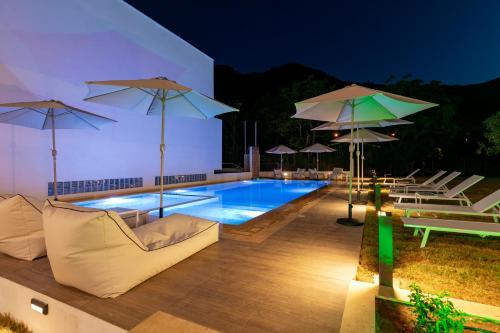 Πισίνα στο ή κοντά στο B&D Luxury Suites