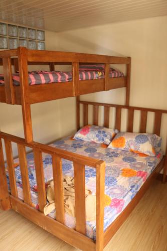 1 dormitorio con 2 literas en una habitación en Compleet vrijstaand woonhuis Paramaribo, en Paramaribo