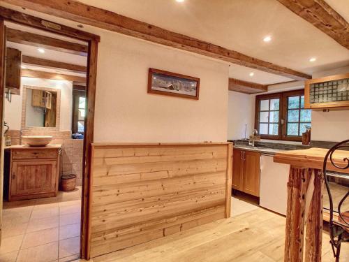 Кухня или мини-кухня в Beautiful renovated chalet near ski resort France

