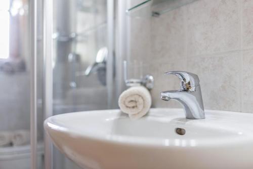 a bathroom with a sink and a shower at Oberplunerhof - Fewo Gitschberg in Chienes