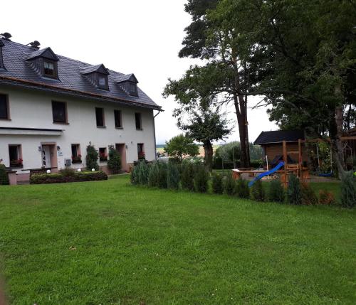 Κήπος έξω από το Ferienwohnung Hügelhaus