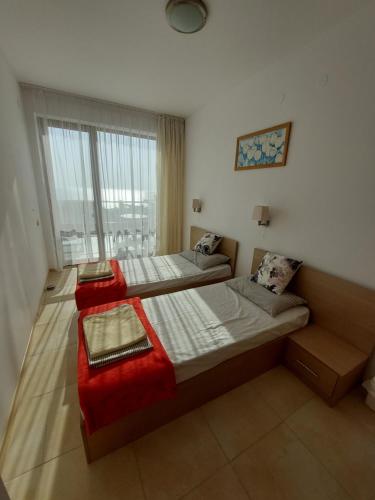Tempat tidur dalam kamar di Fantastic Sea View Sun village Byala