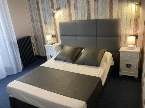 Una cama o camas en una habitación de Hôtel Le Faisan