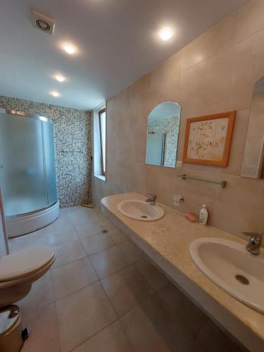 - Baño con 2 lavabos y 2 espejos en Fantastic Sea View Sun village Byala, en Byala