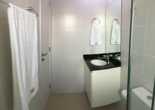 a white bathroom with a sink and a shower at 609-Apartamento Decorado Encantador, mobiliado, amplo com 1 vaga de garagem, excelente localização no Rebouças in Curitiba