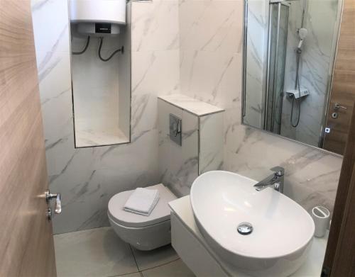 Un baño de Apartments & Rooms Formenti
