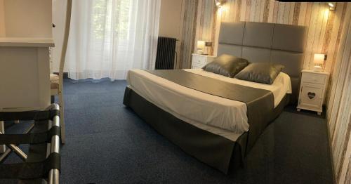 Una cama o camas en una habitación de Hôtel Le Faisan
