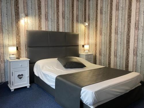 Una cama o camas en una habitación de Hôtel Le Faisan