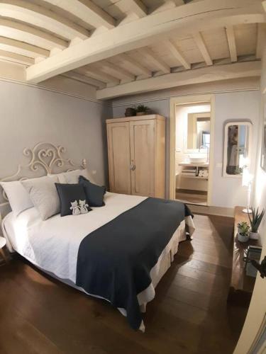 a bedroom with a large bed in a room at Noi Due a Cortona in Cortona