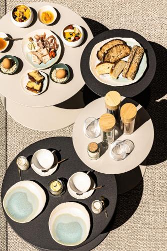 una mesa con platos de comida encima en Souki ~ Lodges & Spa, en Cabrières