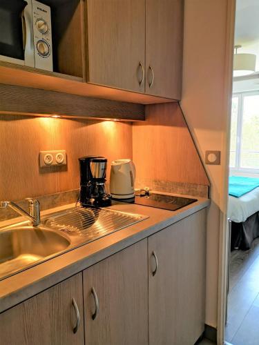 Una cocina o zona de cocina en Residhome du Théâtre