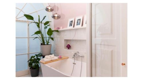 Imagem da galeria de Light Pink - Suite in the middle of everything em Torre Annunziata