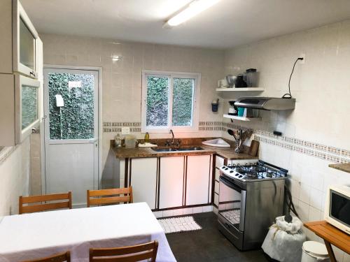 a small kitchen with a stove and a sink at Espaço Sorrentino's in Itupeva