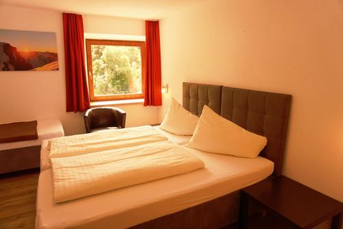 Una cama o camas en una habitación de Hotel Pension Haid