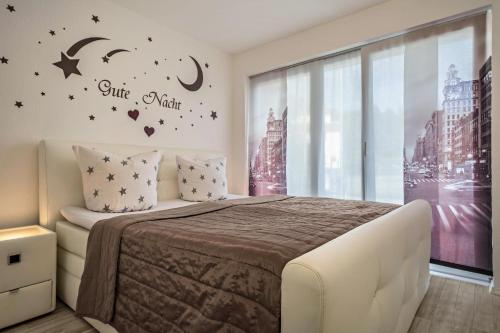 a bedroom with a bed and a window at Familien-Apartment 6 in Meersburg