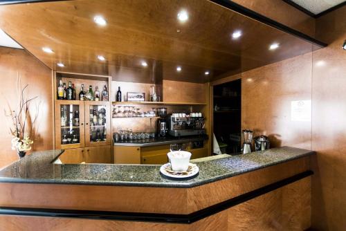 kuchnia z blatem z drinkiem na talerzu w obiekcie Ilga Hotel w mieście Collecchio