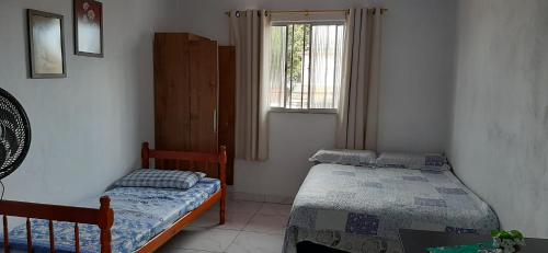 1 Schlafzimmer mit 2 Betten und einem Fenster in der Unterkunft LOFT in Iguaba Grande