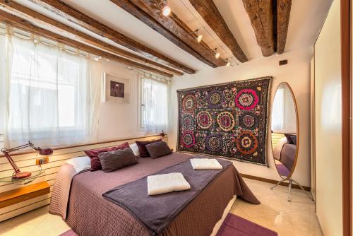 um quarto com uma cama grande num quarto em PICCOLO - Cozy studio in the heart of authentic Venice em Veneza