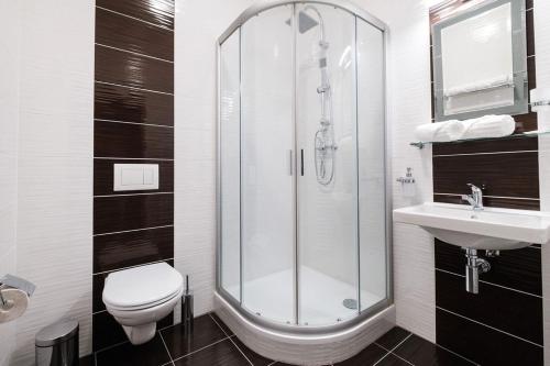 y baño con ducha, aseo y lavamanos. en MP hotel en Znojmo