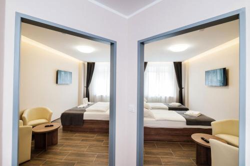 Habitación de hotel con cama y espejo en MP hotel en Znojmo