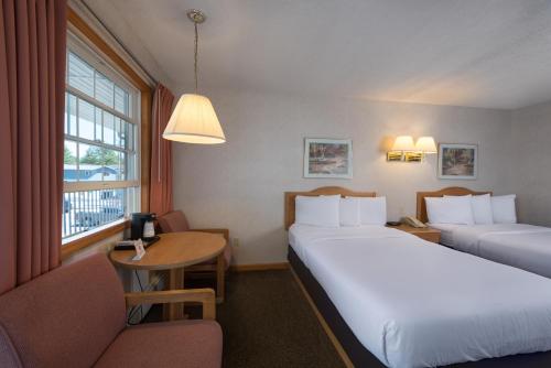 เตียงในห้องที่ Americas Best Value Inn & Suites Lake George