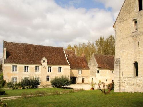 een groot wit gebouw met een bruin dak bij Chateau-monastère de La Corroirie in Montrésor