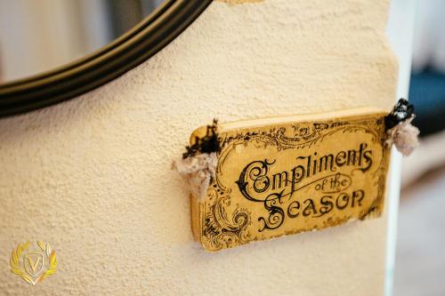 a sign on the side of a wall at VenuSuite VENOSA - Luxury House, Spa & Relax - in Venosa