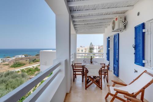 a balcony with a table and chairs and a view of the ocean at Ven al Mar in Azolimnos