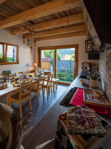 une cuisine et une salle à manger avec une table et des chaises dans l'établissement Les Chambres de la Weiss, à Kaysersberg