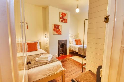 Tempat tidur dalam kamar di 4 Bedroom House in central Bath with Garden & Free Private Parking
