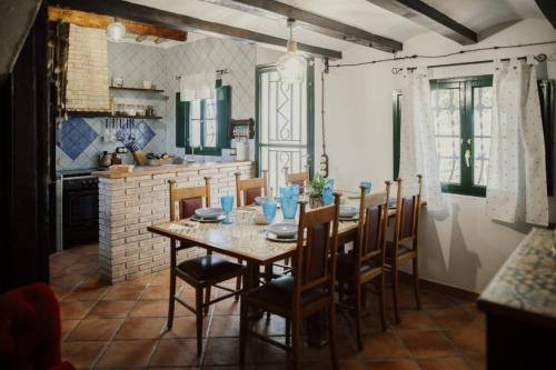 a dining room with a table and chairs in a kitchen at La Caseta de Panisello in Deltebre