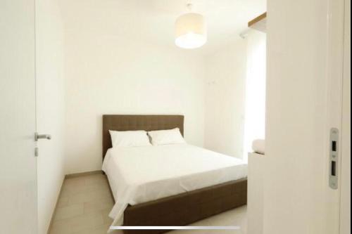 1 dormitorio con 1 cama en una habitación blanca en Residence Valentina Int 5, en Santa Maria al Bagno