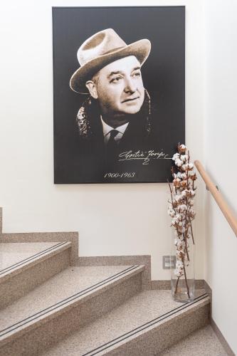 a picture of a man in a hat on a wall at Penzion Repanšek in Radomlje