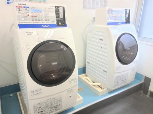 a washing machine and a dryer on a shelf at Hotel Astir Nagoya Sakae in Aoichō