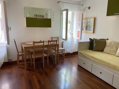 基奧賈的住宿－CIOSOT HOUSE，客厅配有桌子和沙发