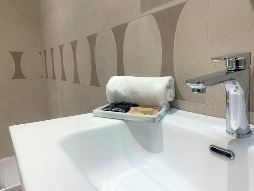 La salle de bains est pourvue d'un lavabo et d'une serviette. dans l'établissement Affittacamere Stella di Mare, à Levanto