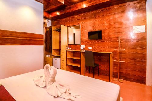 - une chambre avec une table et une serviette dans l'établissement Summer Villa Guest House, à Maafushi