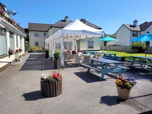 un tavolo da picnic con tenda bianca e alcuni fiori di Abbey Hotel a Ballyvourney