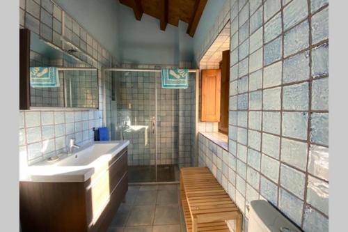 y baño con lavabo y espejo. en Cal Masover, casa de piedra rehabilitada, en Planoles