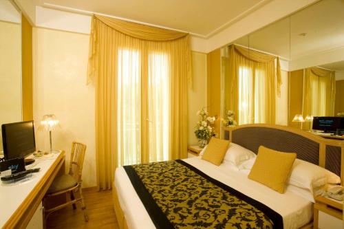 Кровать или кровати в номере Hotel Roma
