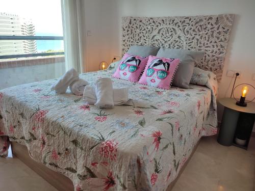 En eller flere senger på et rom på Junto Playa Levante con terraza Chill-Out-2 WCs-A ESTRENAR Gemelos 23