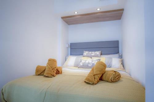 Ocean View - 1 Bedroom Apartment - Saundersfoot في ساندرزفوت: غرفة نوم عليها سرير وفوط