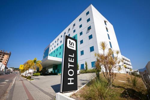 a hotel sign in front of a building at Tri Hotel Executive Indaial in Indaial