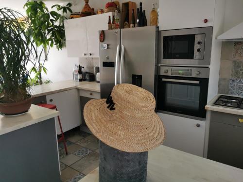 - une cuisine avec un chapeau installé au-dessus d'un comptoir dans l'établissement Maison eden, à Sainte-Marie-la-Mer