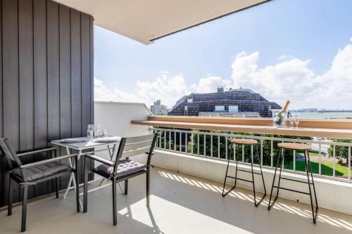 d'un balcon avec une table et des chaises offrant une vue sur la ville. dans l'établissement Studio Harle piette - Welkeys, à La Rochelle