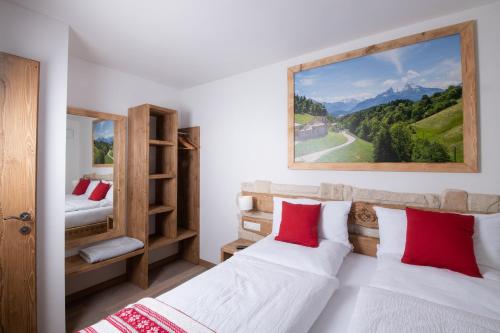 Tempat tidur dalam kamar di Alpenvilla Berchtesgaden Appartements