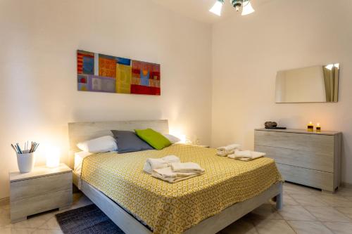 una camera da letto con un letto e asciugamani di Il Trammino a Pisa
