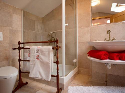 een badkamer met een wastafel, een douche en een toilet bij Villa Lošinj in Mali Lošinj