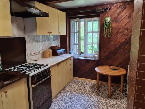 Kjøkken eller kjøkkenkrok på Domek w Lesie Bory Tucholskie